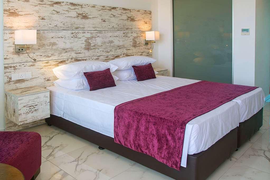 Ramada Hotel & Suites By Wyndham Айя-Напа Номер фото