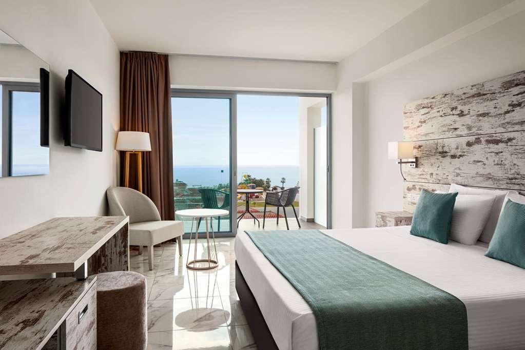 Ramada Hotel & Suites By Wyndham Айя-Напа Номер фото