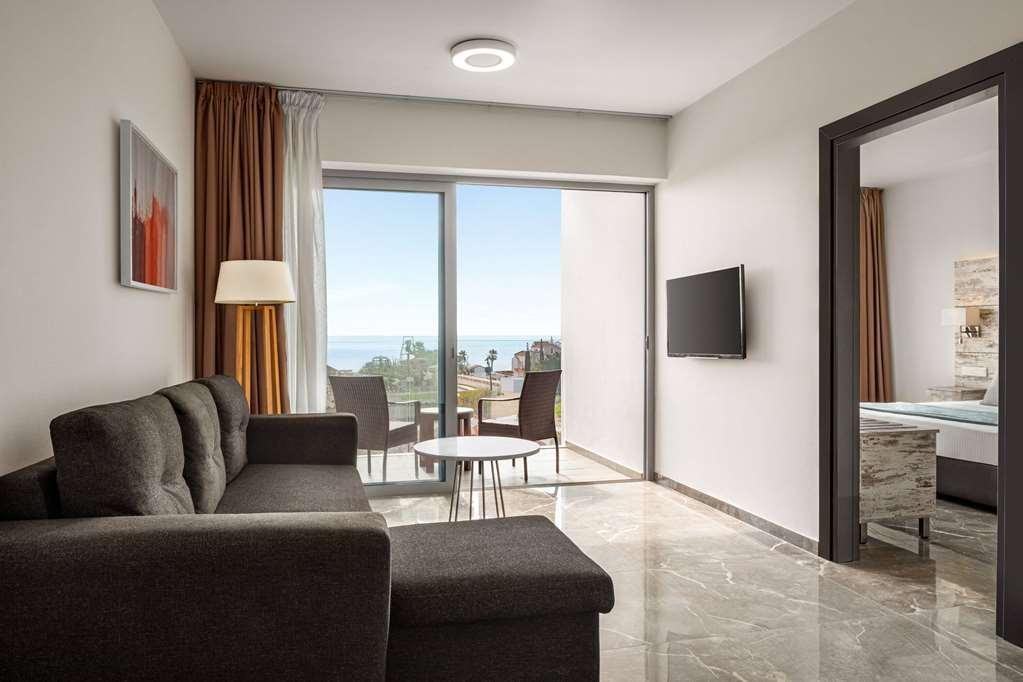 Ramada Hotel & Suites By Wyndham Айя-Напа Номер фото
